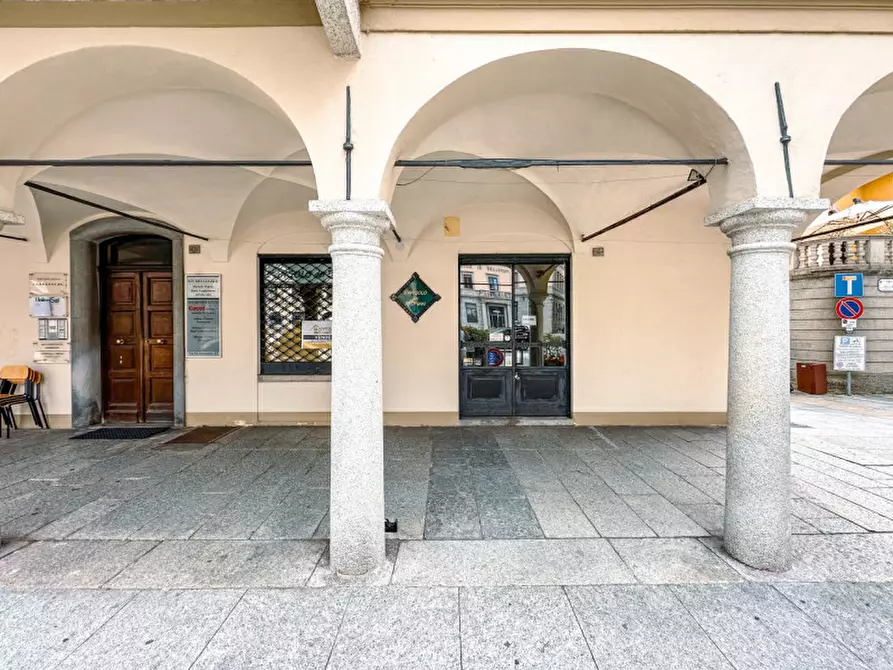 Immagine 2 di Negozio in vendita  in Piazza Mazzini 5 a Borgosesia