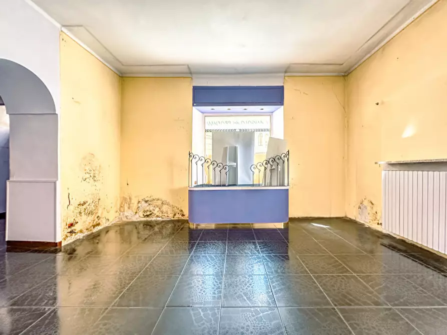 Immagine 3 di Negozio in vendita  in Piazza Mazzini 5 a Borgosesia