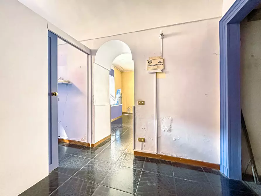 Immagine 4 di Negozio in vendita  in Piazza Mazzini 5 a Borgosesia