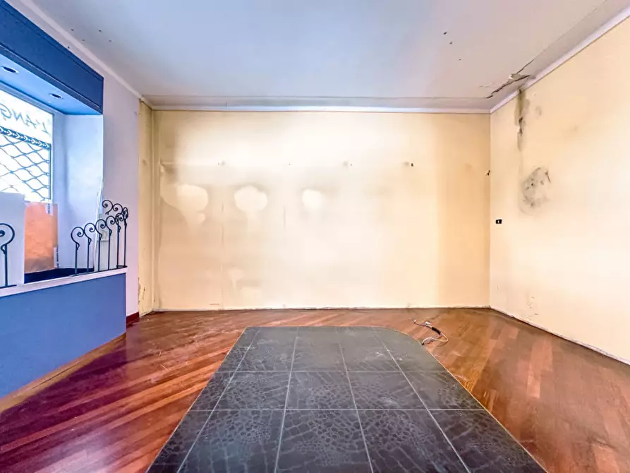 Immagine 5 di Negozio in vendita  in Piazza Mazzini 5 a Borgosesia