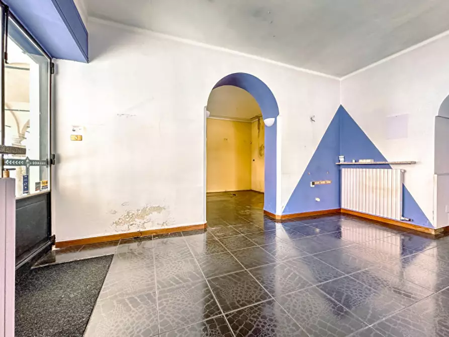 Immagine 6 di Negozio in vendita  in Piazza Mazzini 5 a Borgosesia