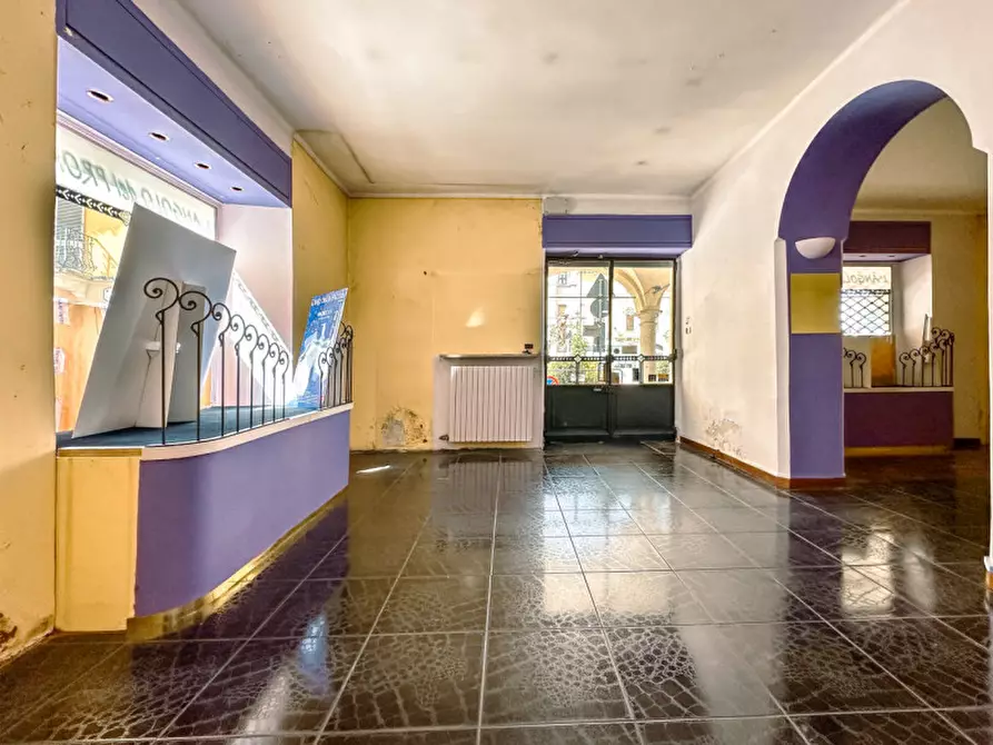 Immagine 7 di Negozio in vendita  in Piazza Mazzini 5 a Borgosesia