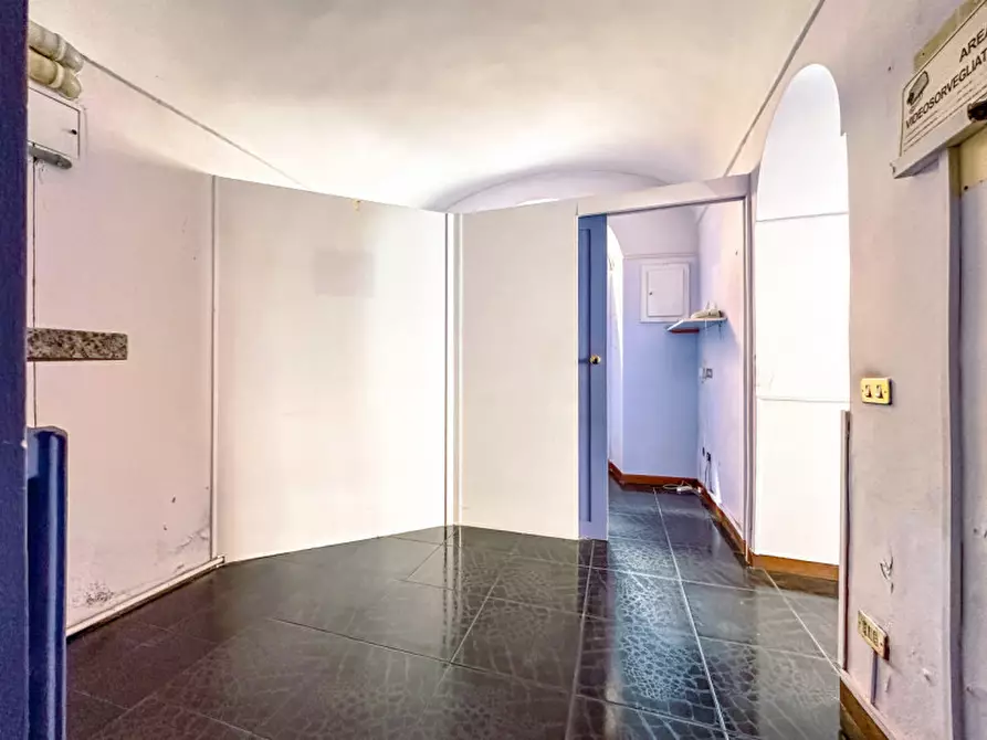 Immagine 8 di Negozio in vendita  in Piazza Mazzini 5 a Borgosesia