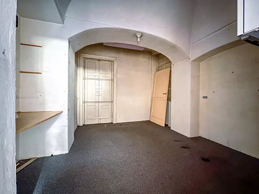 Immagine 9 di Negozio in vendita  in Piazza Mazzini 5 a Borgosesia