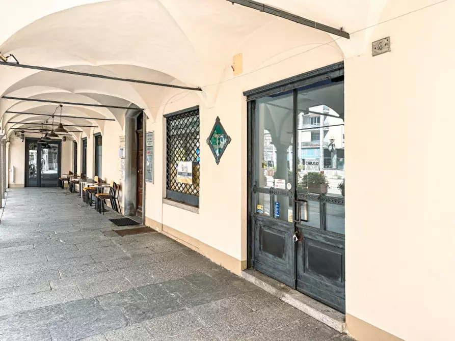 Immagine 11 di Negozio in vendita  in Piazza Mazzini 5 a Borgosesia