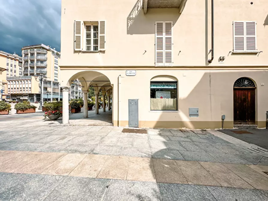 Immagine 12 di Negozio in vendita  in Piazza Mazzini 5 a Borgosesia