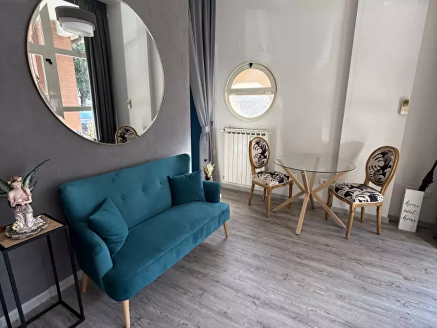 Immagine 8 di Negozio in vendita  a Prato