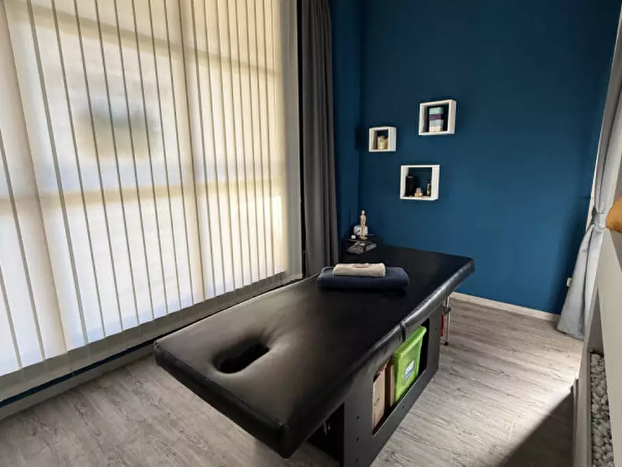 Immagine 10 di Negozio in vendita  a Prato