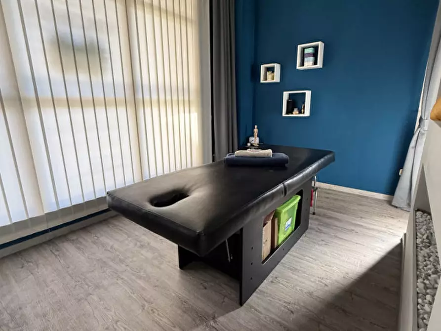 Immagine 11 di Negozio in vendita  a Prato