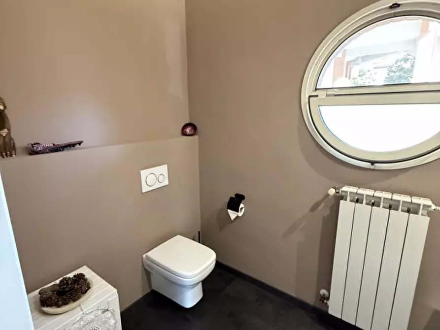 Immagine 12 di Negozio in vendita  a Prato