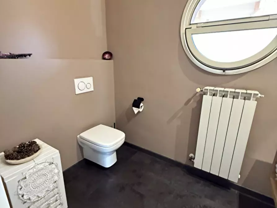 Immagine 13 di Negozio in vendita  a Prato