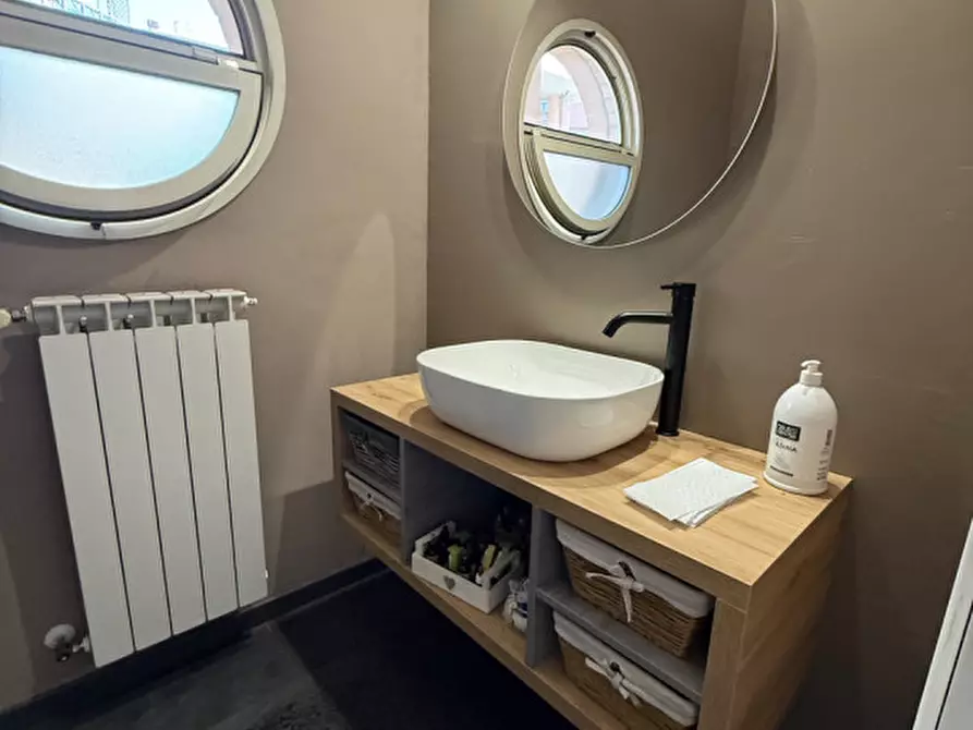 Immagine 14 di Negozio in vendita  a Prato