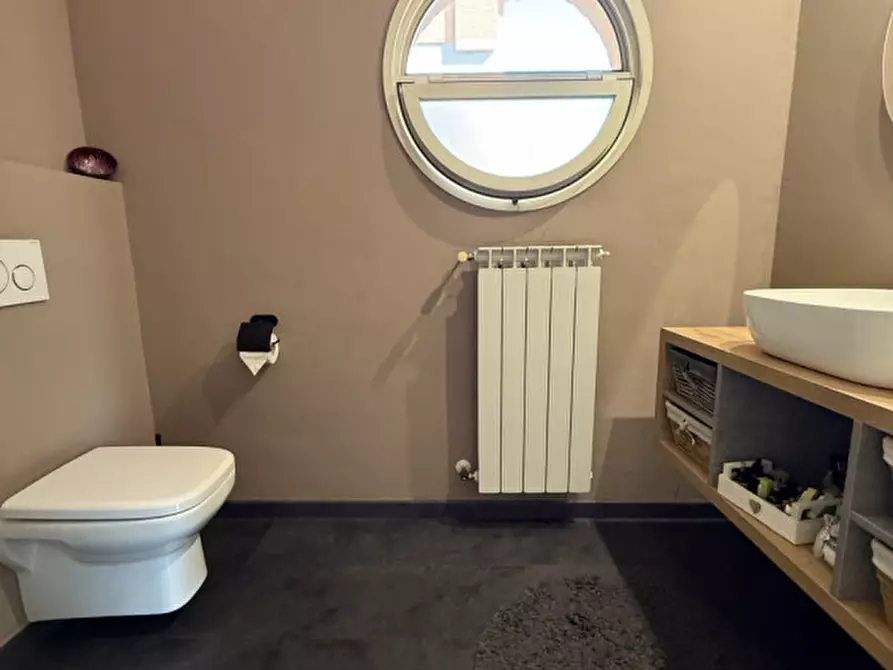 Immagine 16 di Negozio in vendita  a Prato