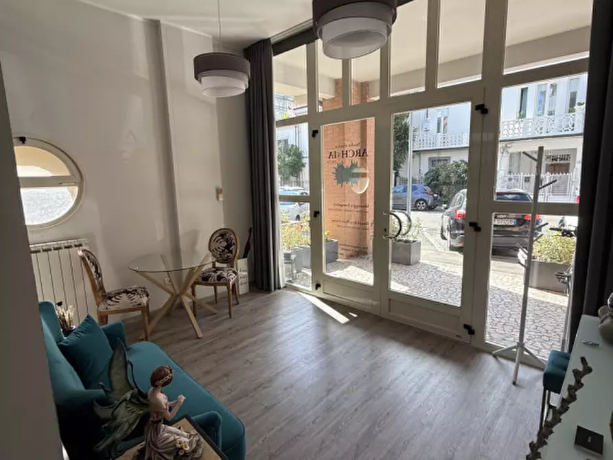 Immagine 17 di Negozio in vendita  a Prato