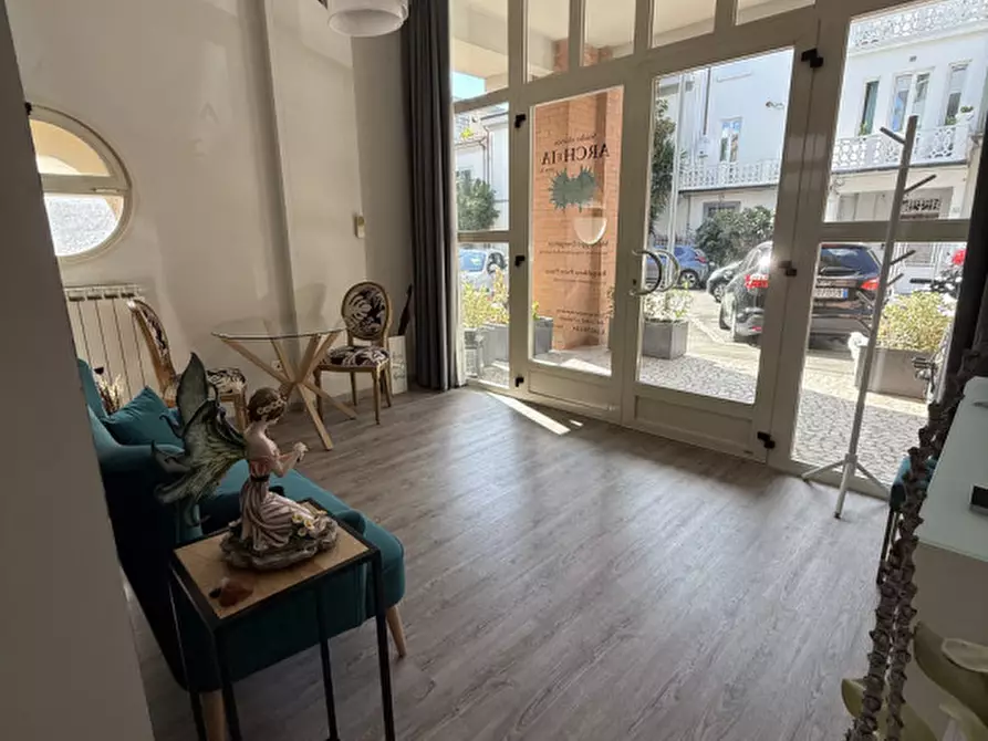 Immagine 18 di Negozio in vendita  a Prato