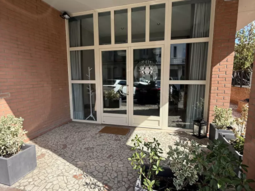 Immagine 19 di Negozio in vendita  a Prato