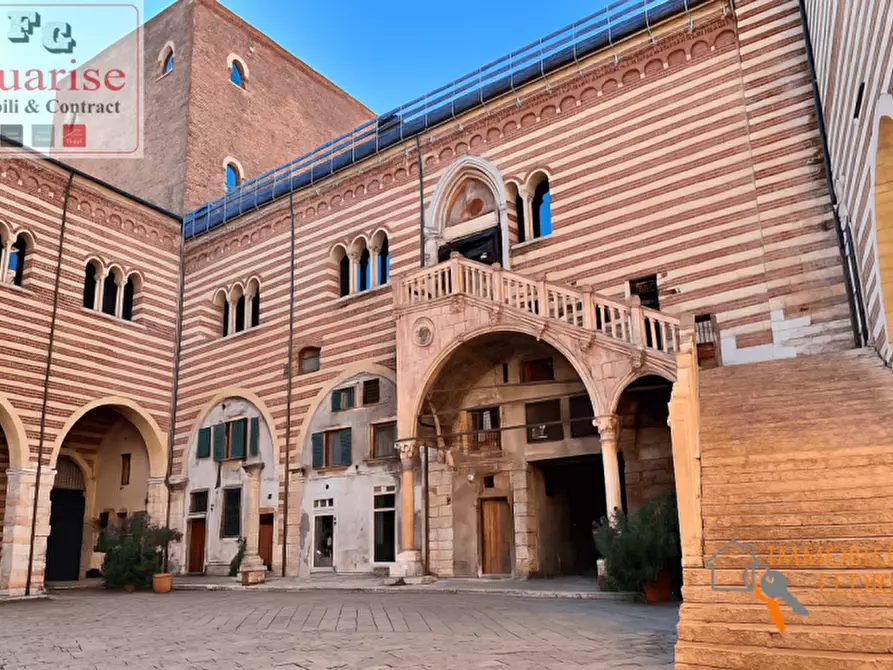 Immagine 17 di Appartamento in vendita  in Piazza delle Erbe a Verona