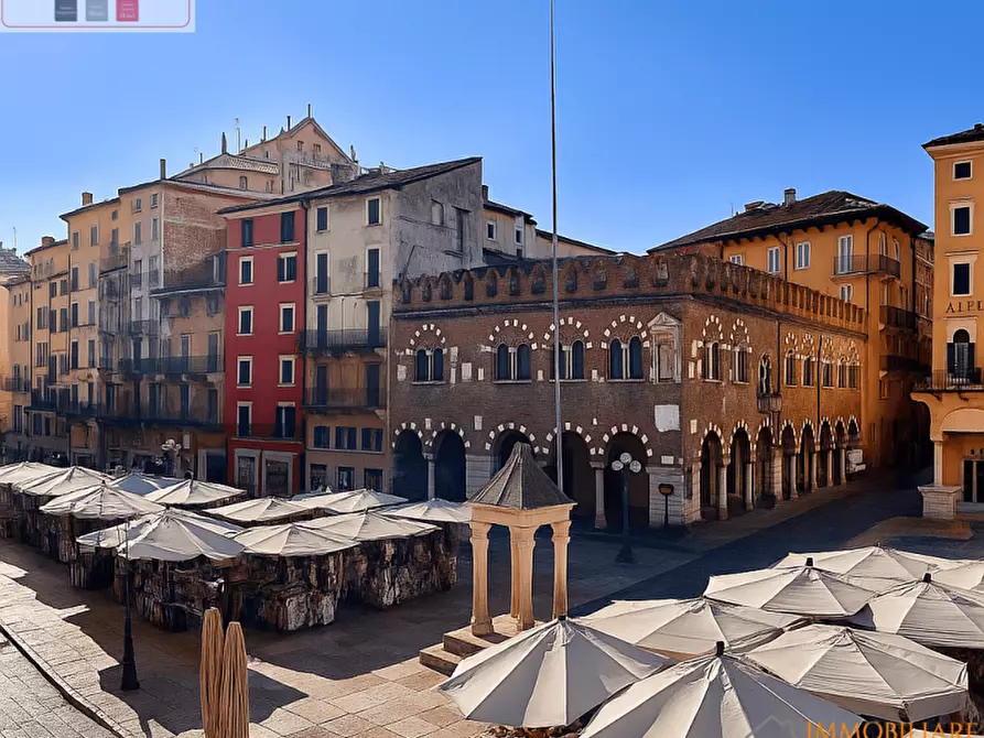 Immagine 18 di Appartamento in vendita  in Piazza delle Erbe a Verona