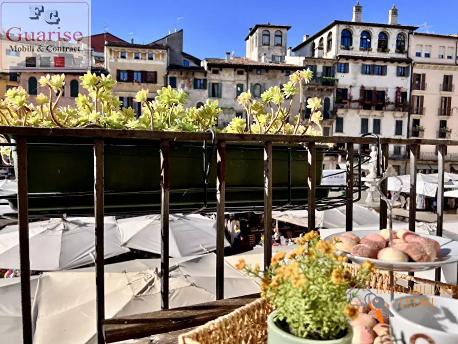 Immagine 19 di Appartamento in vendita  in Piazza delle Erbe a Verona