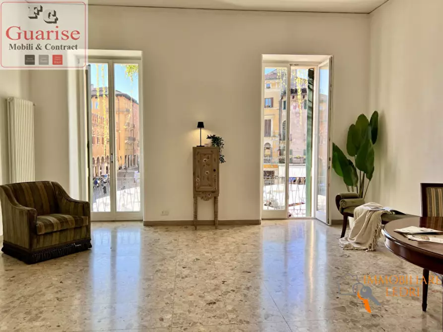 Immagine 21 di Appartamento in vendita  in Piazza delle Erbe a Verona