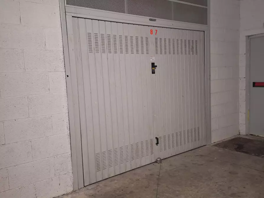 Immagine 3 di Garage in vendita  in Viale Carmelo Bene a Roma