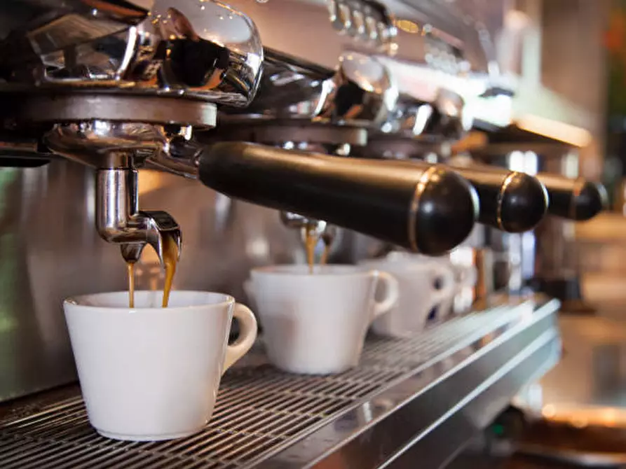 Immagine 1 di Attività commerciale in vendita  a Quartu Sant'elena