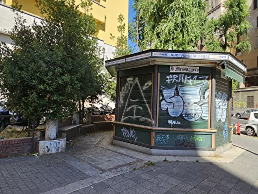 Immagine 3 di Attività commerciale in vendita  in Piazza di Donna Olimpia a Roma