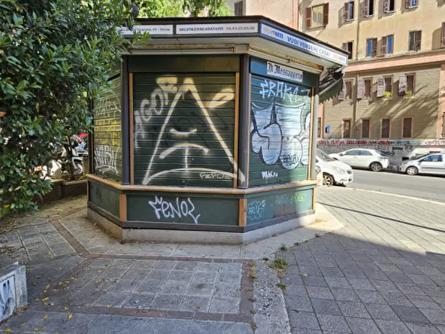 Immagine 4 di Attività commerciale in vendita  in Piazza di Donna Olimpia a Roma