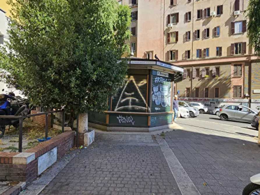 Immagine 6 di Attività commerciale in vendita  in Piazza di Donna Olimpia a Roma