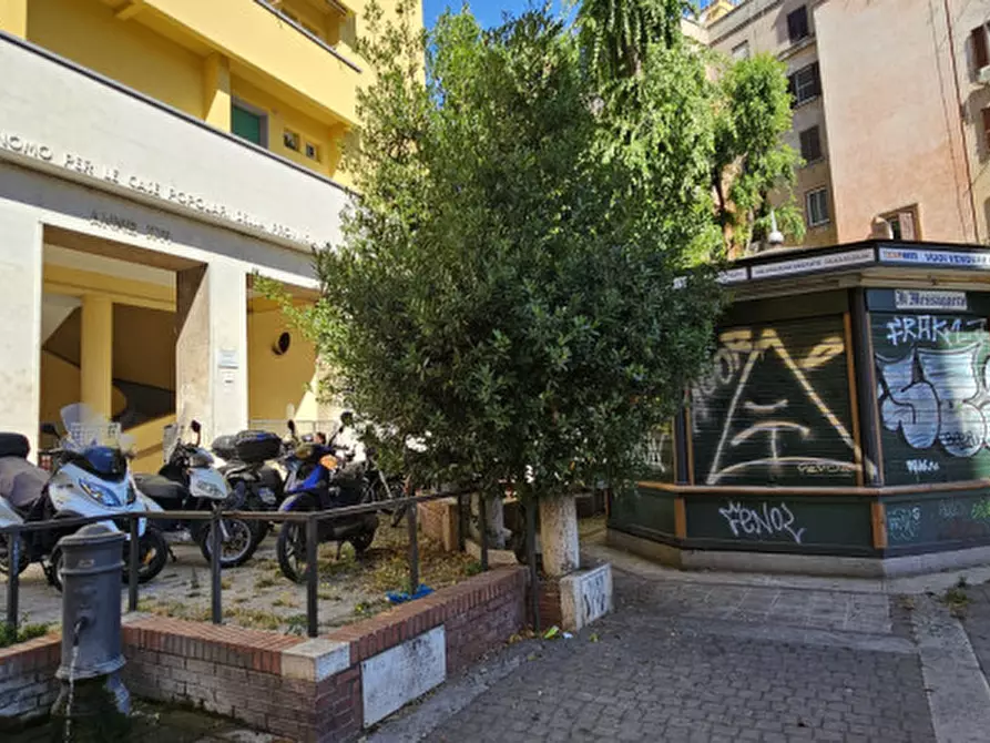 Immagine 7 di Attività commerciale in vendita  in Piazza di Donna Olimpia a Roma