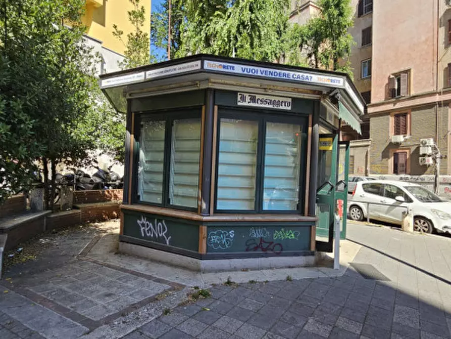 Immagine 10 di Attività commerciale in vendita  in Piazza di Donna Olimpia a Roma