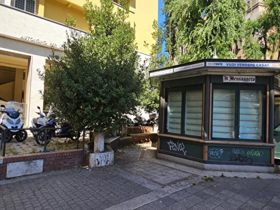 Immagine 11 di Attività commerciale in vendita  in Piazza di Donna Olimpia a Roma