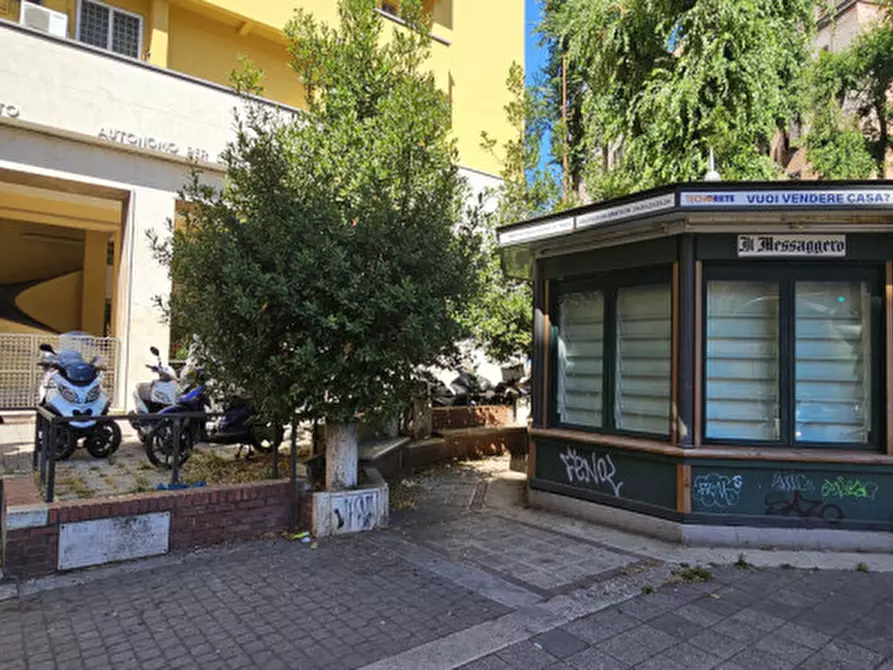 Immagine 12 di Attività commerciale in vendita  in Piazza di Donna Olimpia a Roma