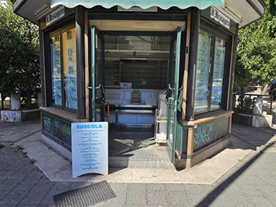 Immagine 13 di Attività commerciale in vendita  in Piazza di Donna Olimpia a Roma
