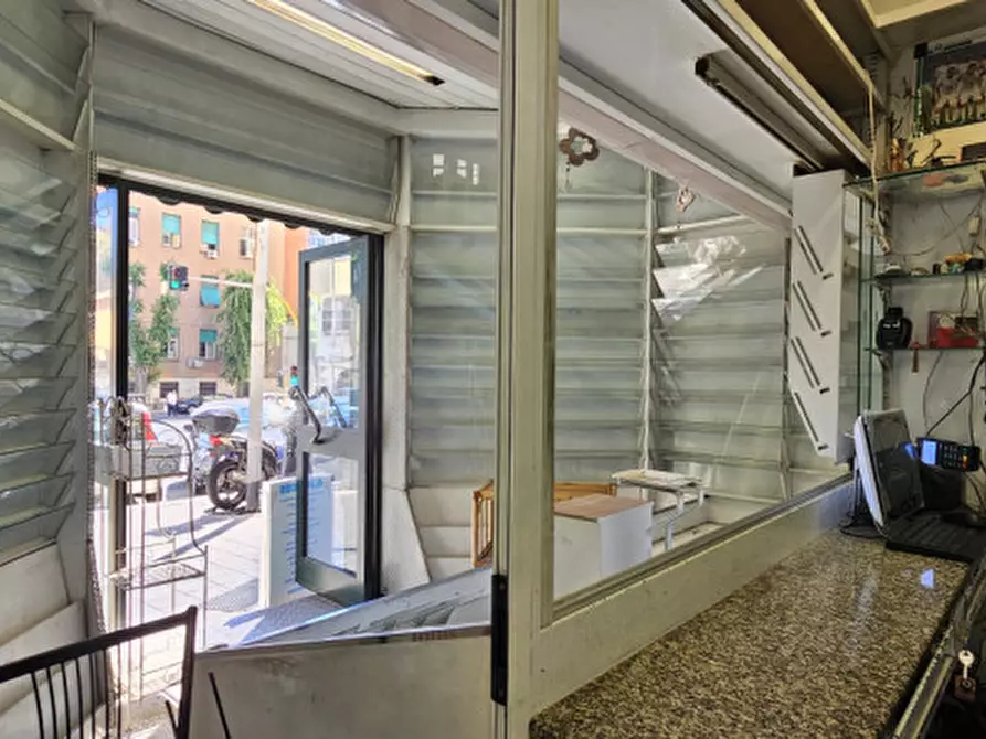 Immagine 18 di Attività commerciale in vendita  in Piazza di Donna Olimpia a Roma