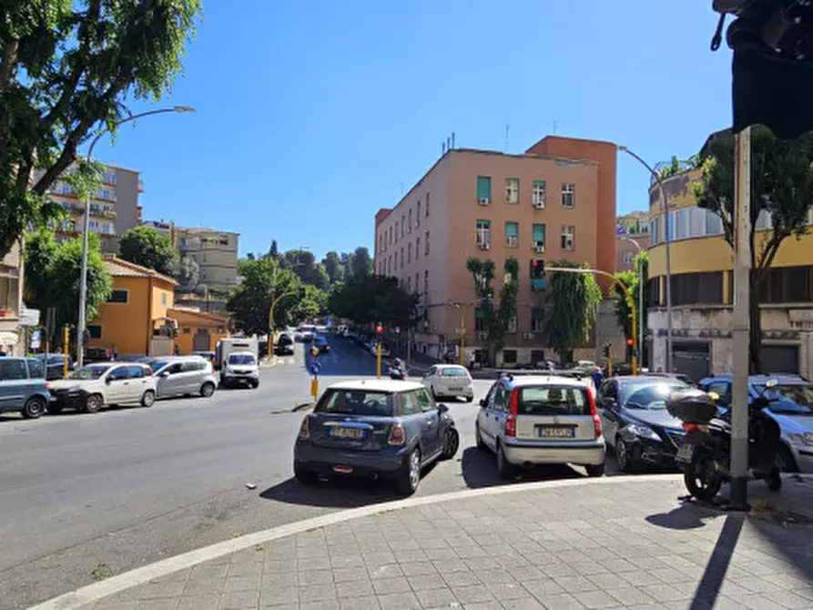 Immagine 26 di Attività commerciale in vendita  in Piazza di Donna Olimpia a Roma