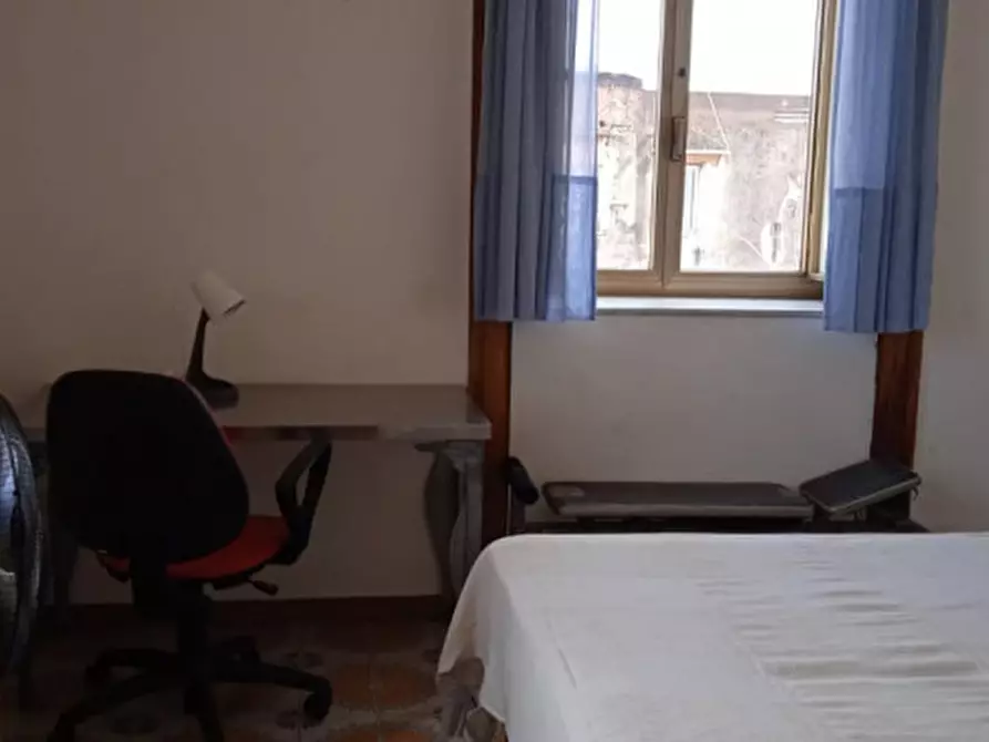 Immagine 8 di Camera in affitto  in Via Carbonara 71 a Napoli