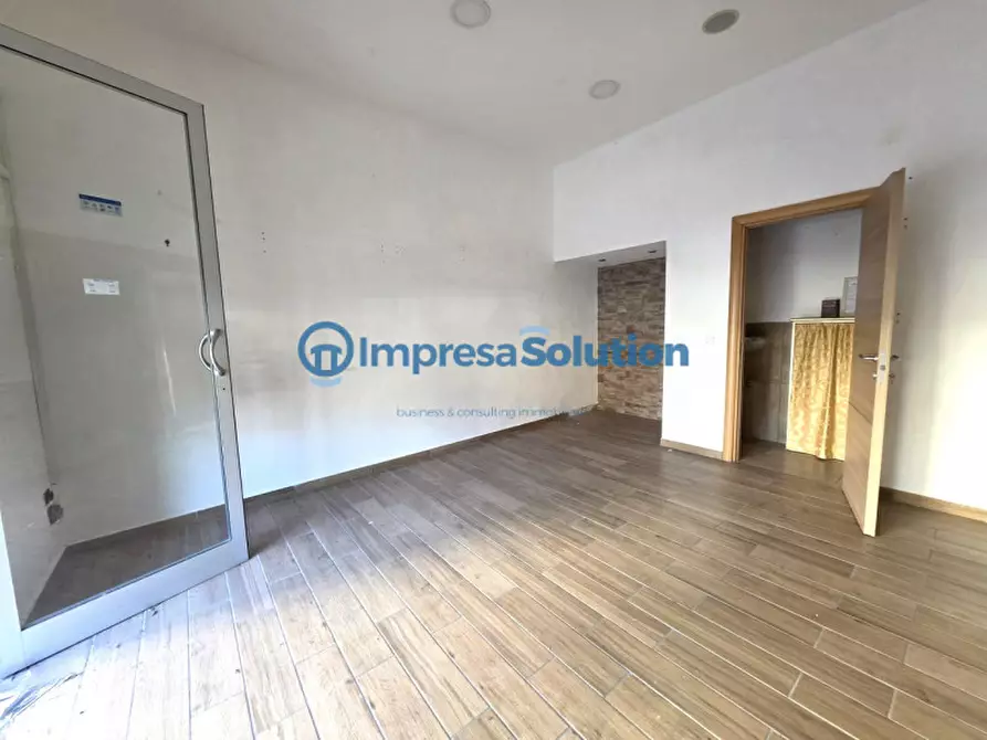 Immagine 9 di Negozio in vendita  in Via Vincenzo Marrone a Napoli