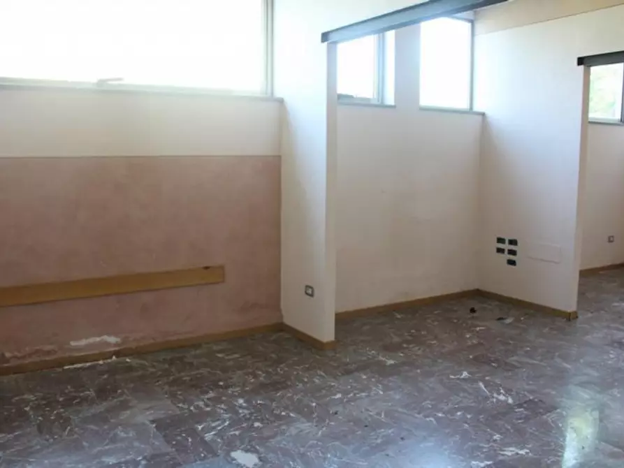 Immagine 28 di Negozio in vendita  in via Valdera Pontedera, N. 164 a Ponsacco