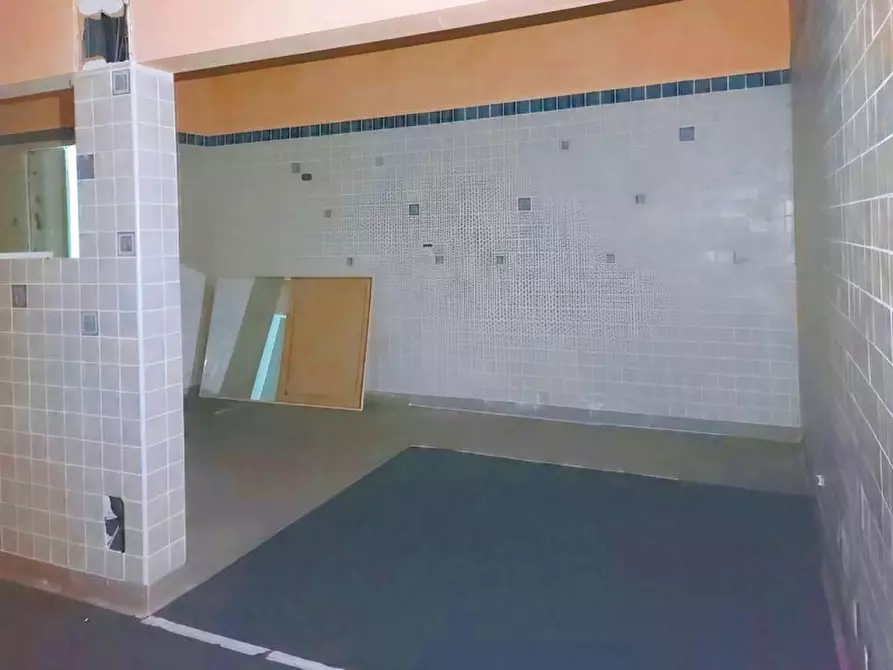 Immagine 2 di Negozio in vendita  in Via Italo Svevo, N. 14-16 a Trieste