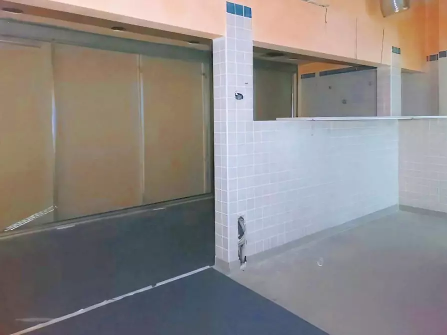 Immagine 3 di Negozio in vendita  in Via Italo Svevo, N. 14-16 a Trieste