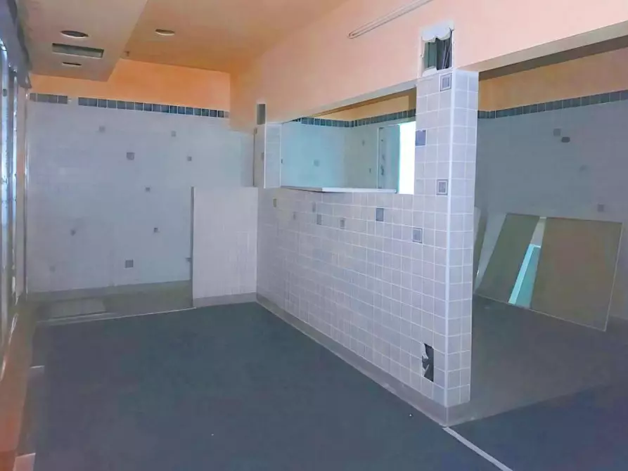 Immagine 4 di Negozio in vendita  in Via Italo Svevo, N. 14-16 a Trieste