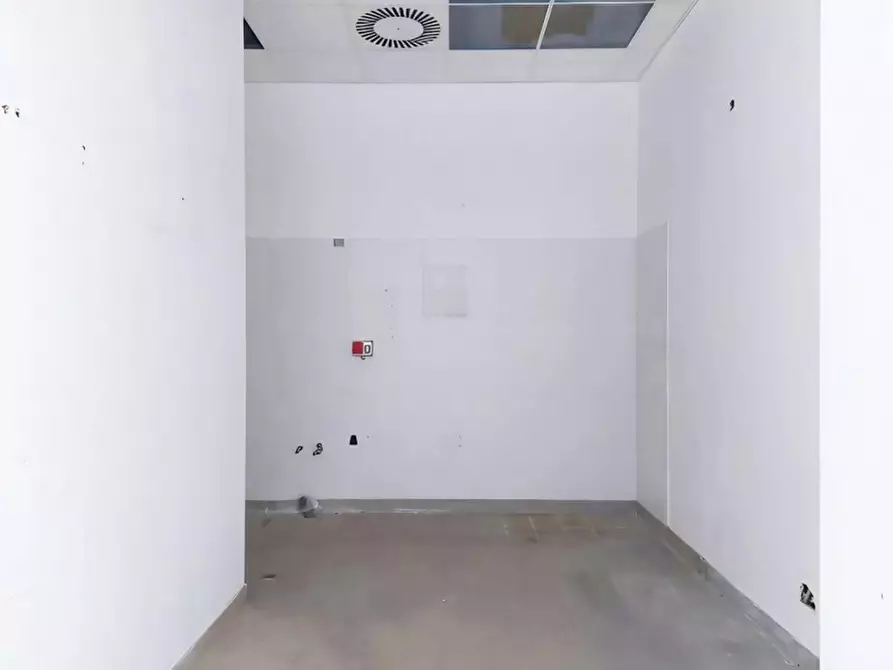 Immagine 5 di Negozio in vendita  in Via Italo Svevo, N. 14-16 a Trieste