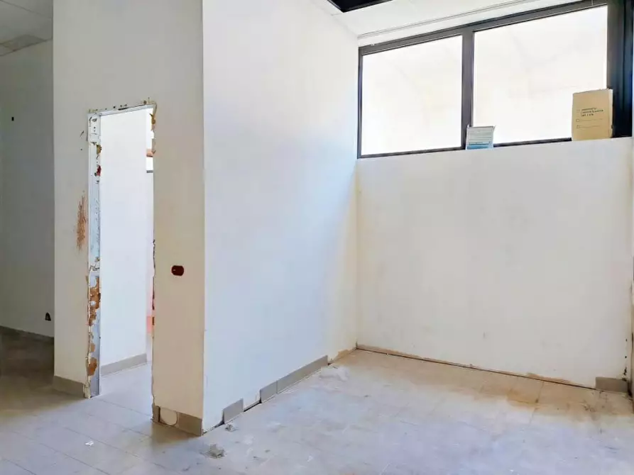 Immagine 6 di Negozio in vendita  in Via Italo Svevo, N. 14-16 a Trieste