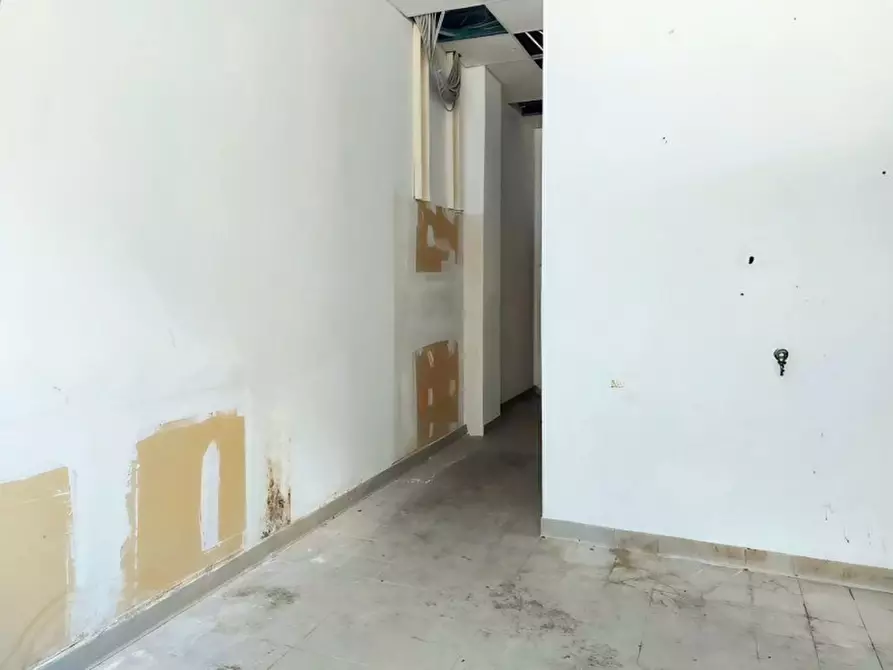 Immagine 7 di Negozio in vendita  in Via Italo Svevo, N. 14-16 a Trieste