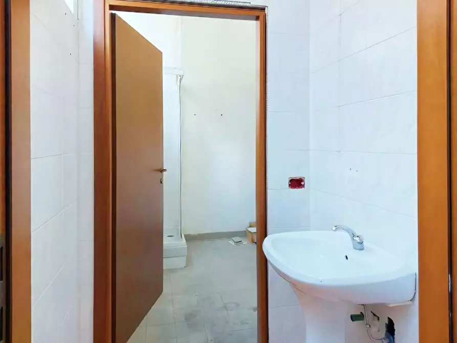 Immagine 9 di Negozio in vendita  in Via Italo Svevo, N. 14-16 a Trieste