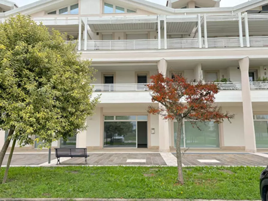 Immagine 2 di Negozio in vendita  in via Caduti di Nassirya, N. 7 a Montegrotto Terme