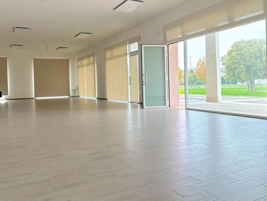 Immagine 3 di Negozio in vendita  in via Caduti di Nassirya, N. 7 a Montegrotto Terme