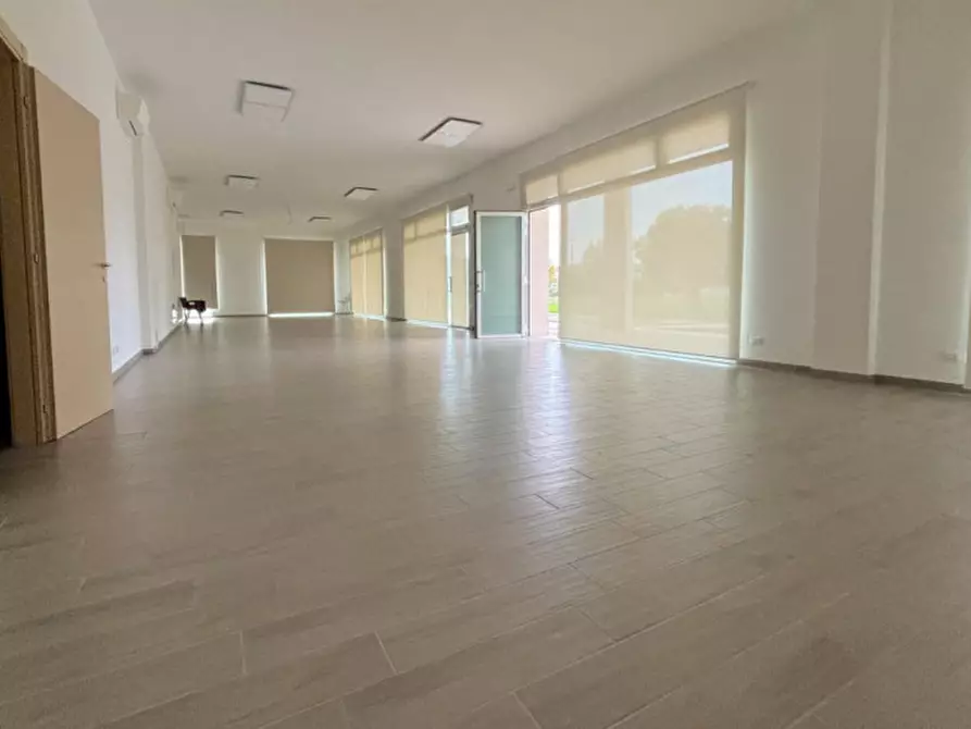 Immagine 4 di Negozio in vendita  in via Caduti di Nassirya, N. 7 a Montegrotto Terme