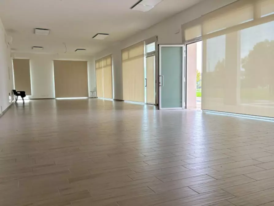 Immagine 7 di Negozio in vendita  in via Caduti di Nassirya, N. 7 a Montegrotto Terme